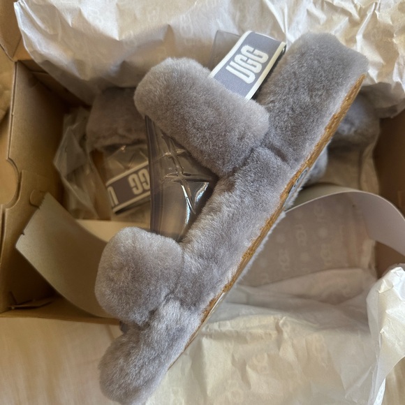 NWOT Never Worn Uggs fuzzy Oh Yeah Sandals Size 9 - Picture 3 of 6